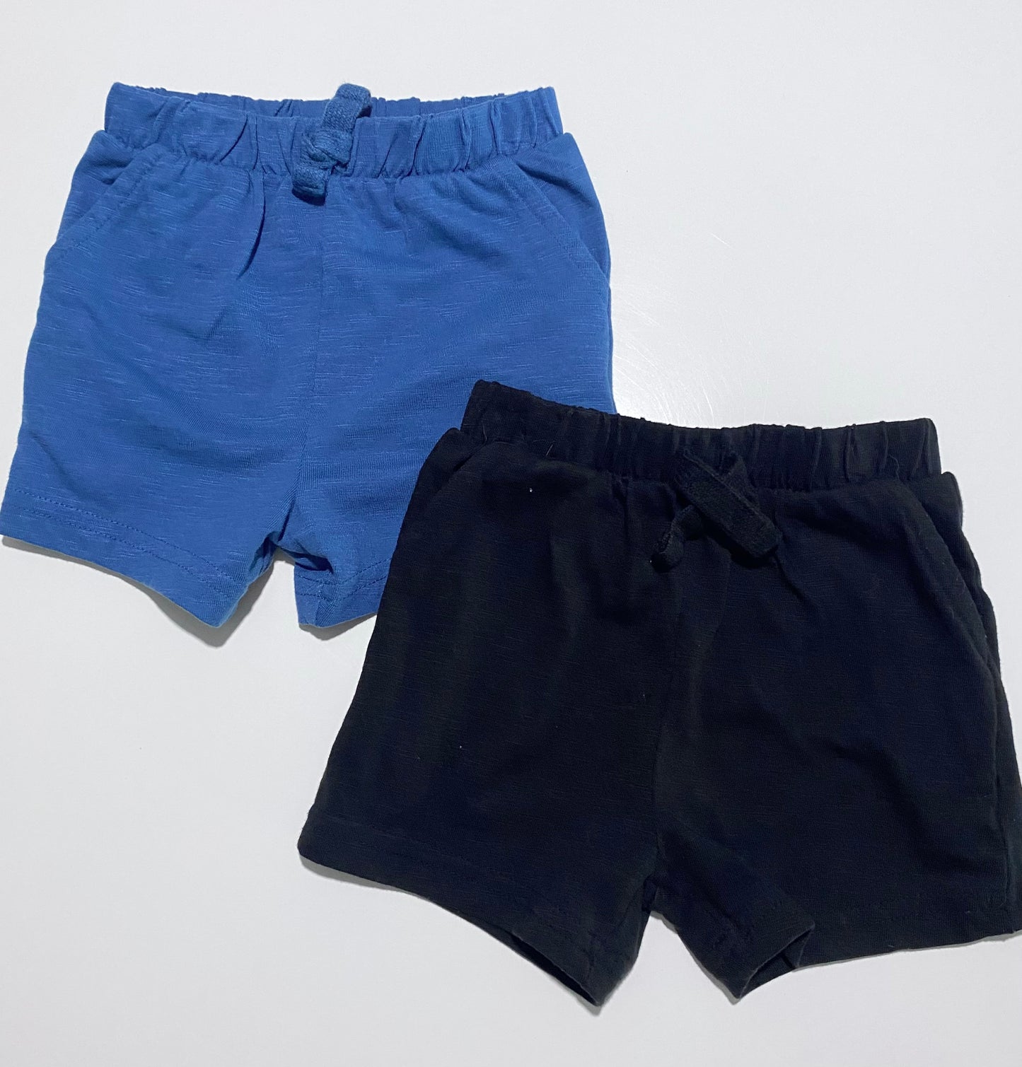 6-12 mois | Deux shorts George